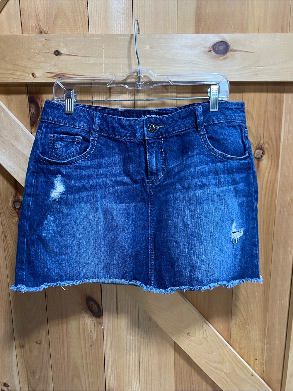 Apt 9 Women’s Distressed Dark Blue Denim Mini Skirt. raw hem. 14inch. 
Sz 14